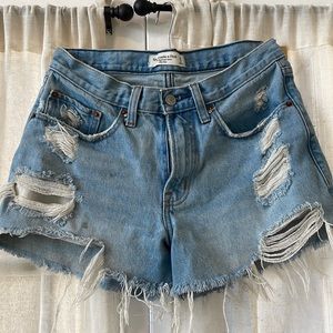 Abercrombie & Fitch mid rise boyfriend short size 25